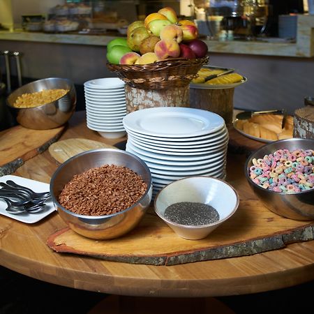 Hotel 100 Luxury Suites By Preferred Bogotá Eksteriør billede A breakfast buffet at a hotel
