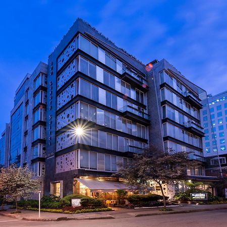 Hotel 100 Luxury Suites By Preferred Bogotá Eksteriør billede The hotel at night