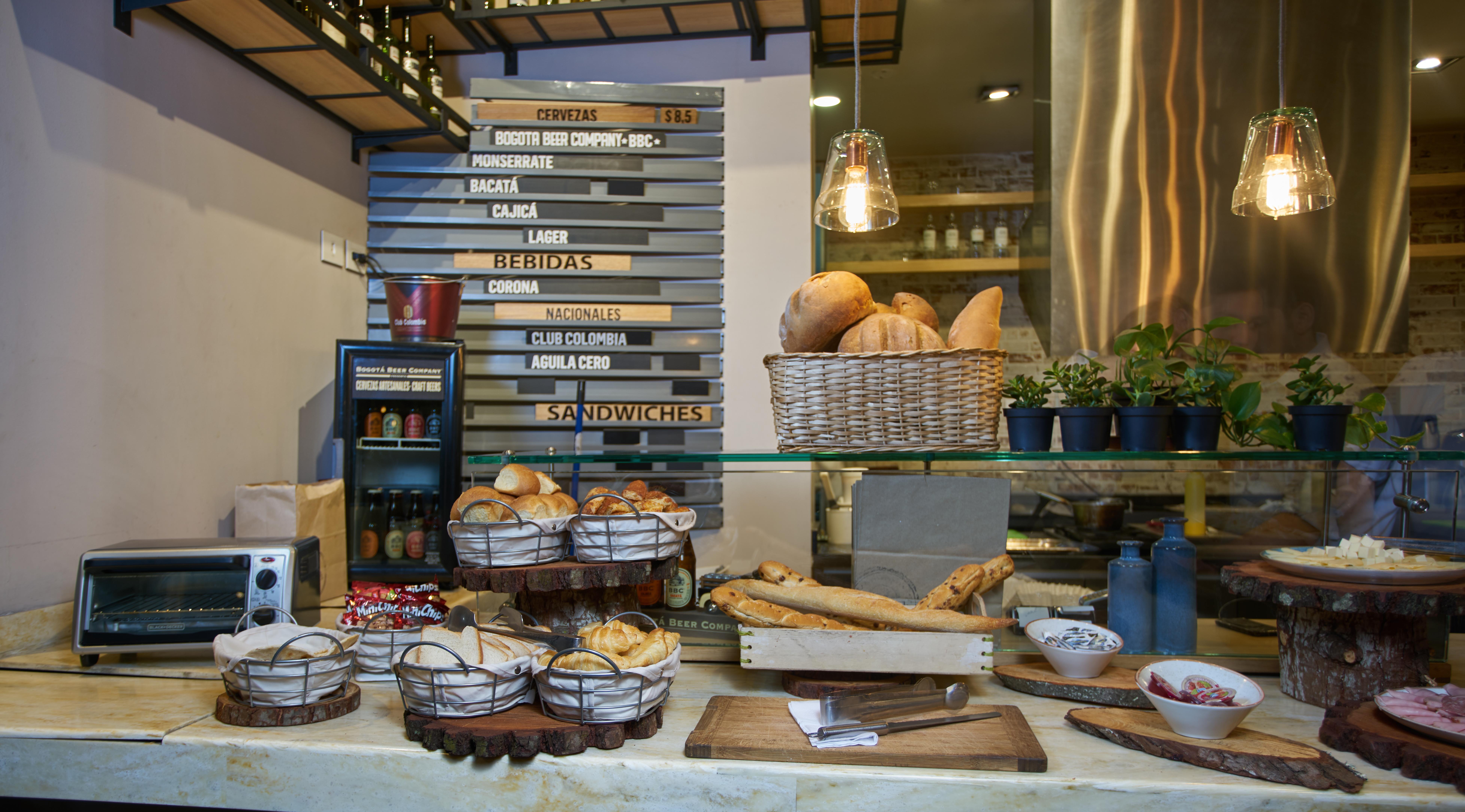 Hotel 100 Luxury Suites By Preferred Bogotá Eksteriør billede A typical display at a Spanish bakery