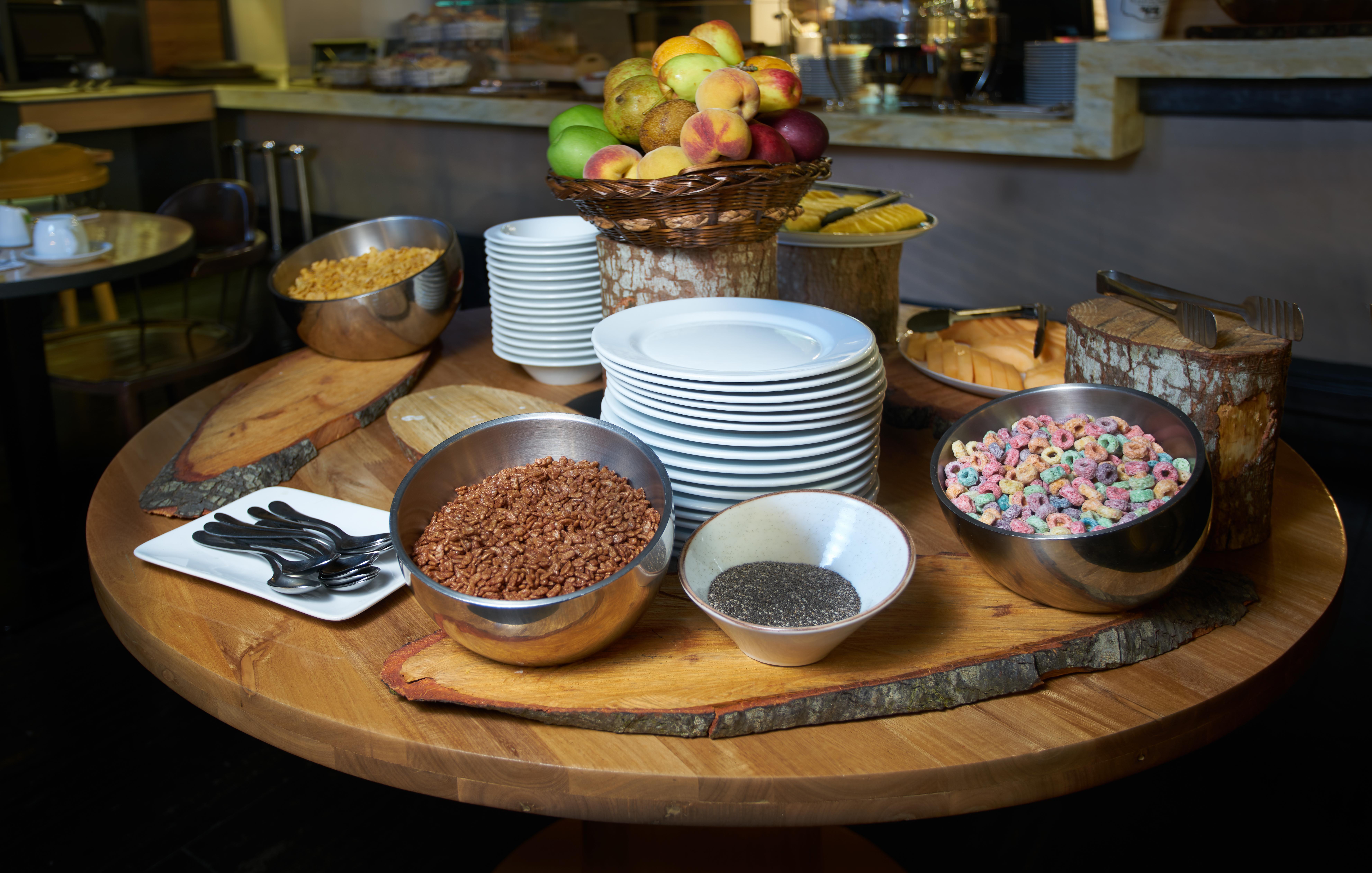 Hotel 100 Luxury Suites By Preferred Bogotá Eksteriør billede A breakfast buffet at a hotel