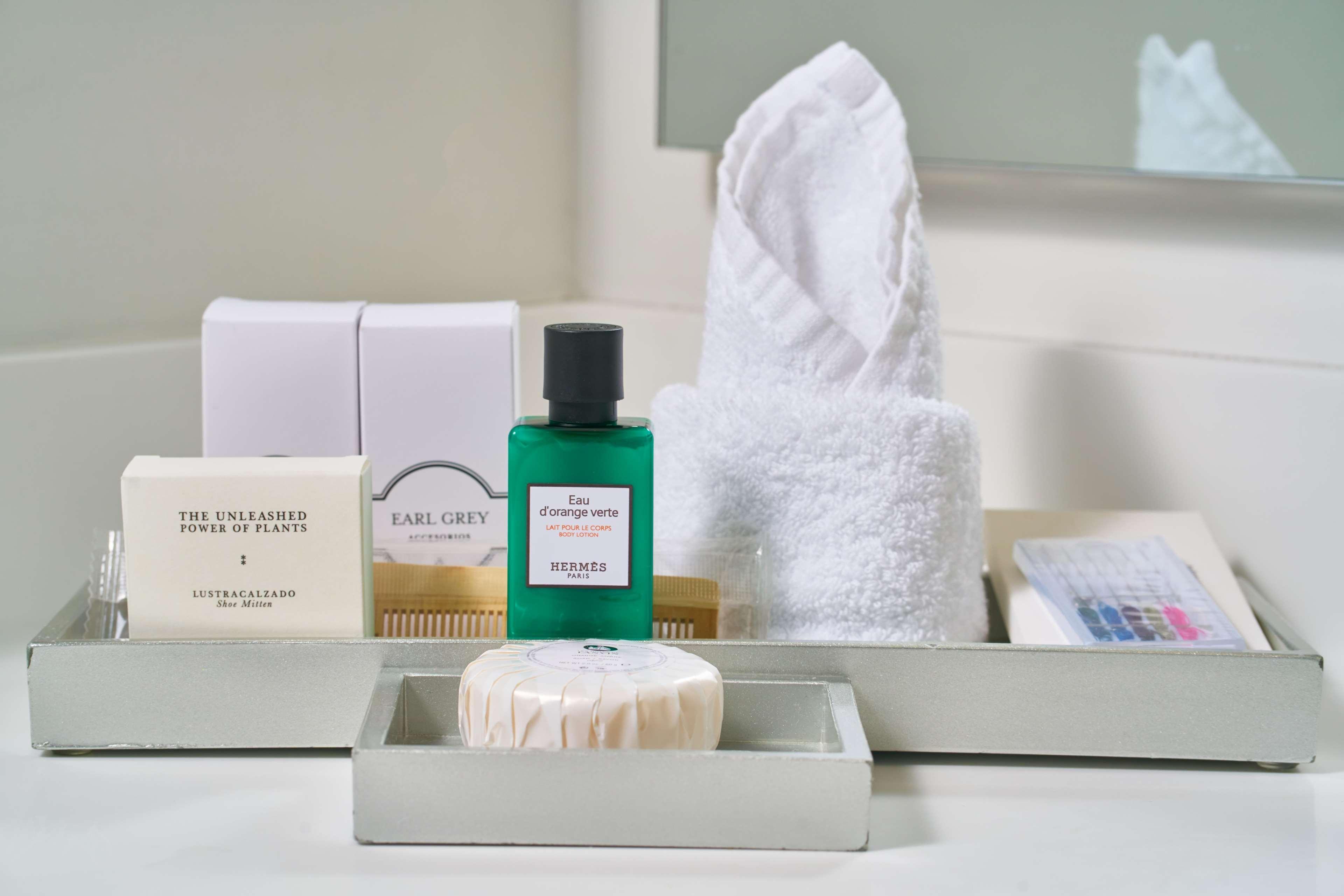 Hotel 100 Luxury Suites By Preferred Bogotá Eksteriør billede A selection of toiletries