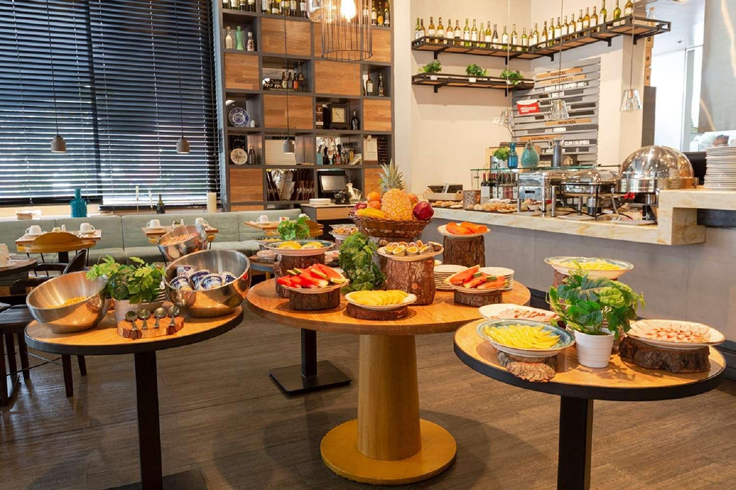 Hotel 100 Luxury Suites By Preferred Bogotá Eksteriør billede A buffet at a restaurant