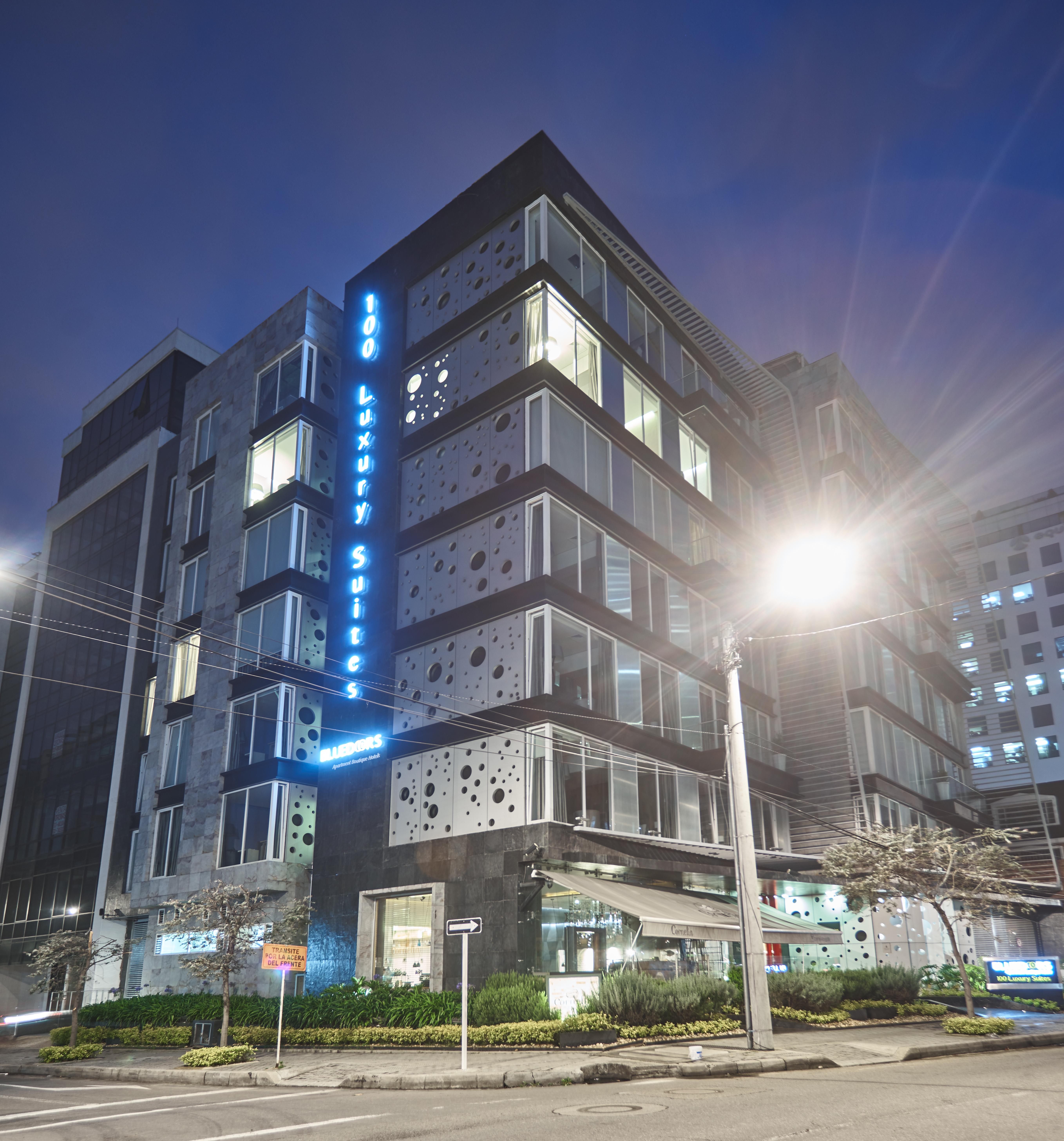 Hotel 100 Luxury Suites By Preferred Bogotá Eksteriør billede The hotel at night