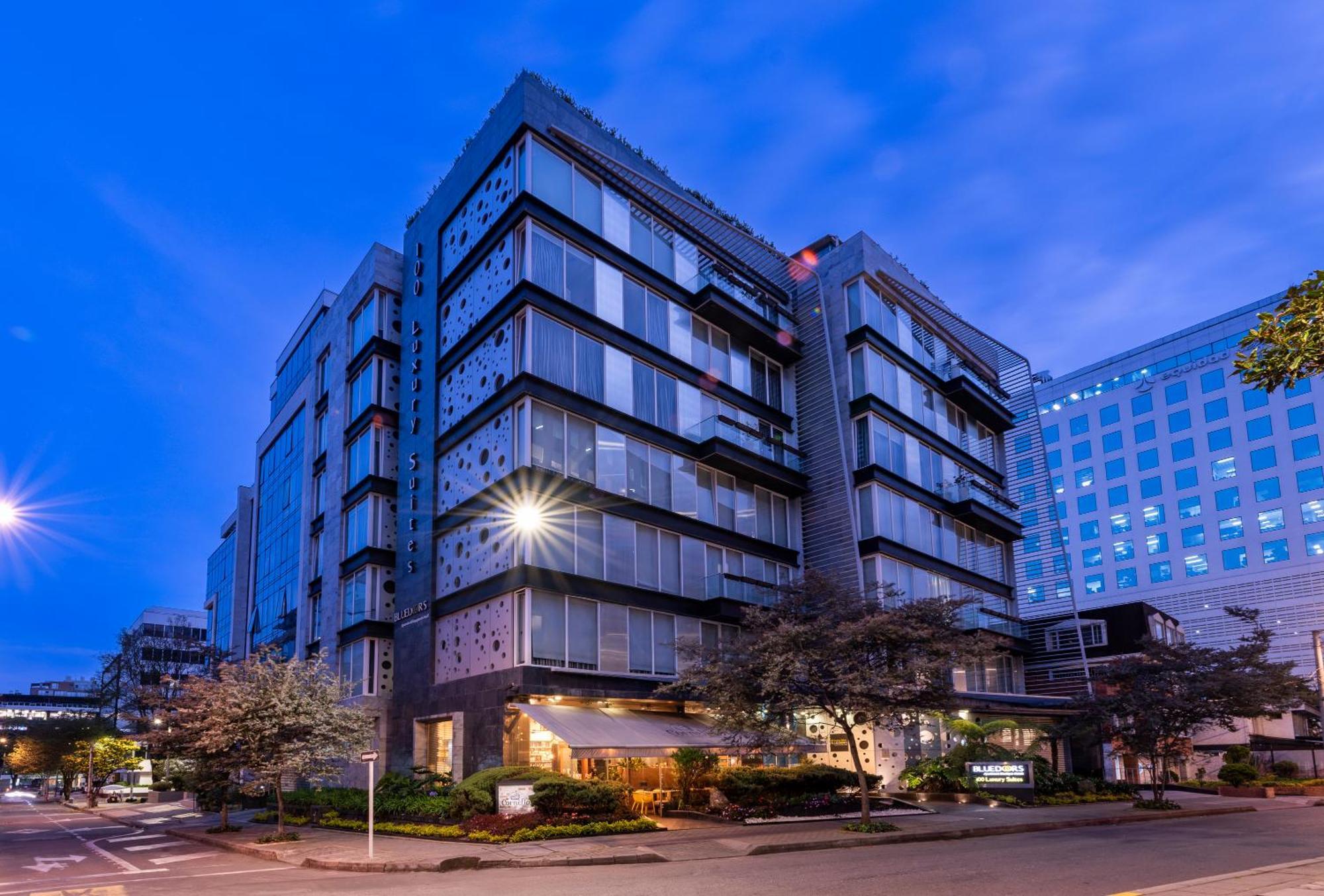 Hotel 100 Luxury Suites By Preferred Bogotá Eksteriør billede The hotel at night