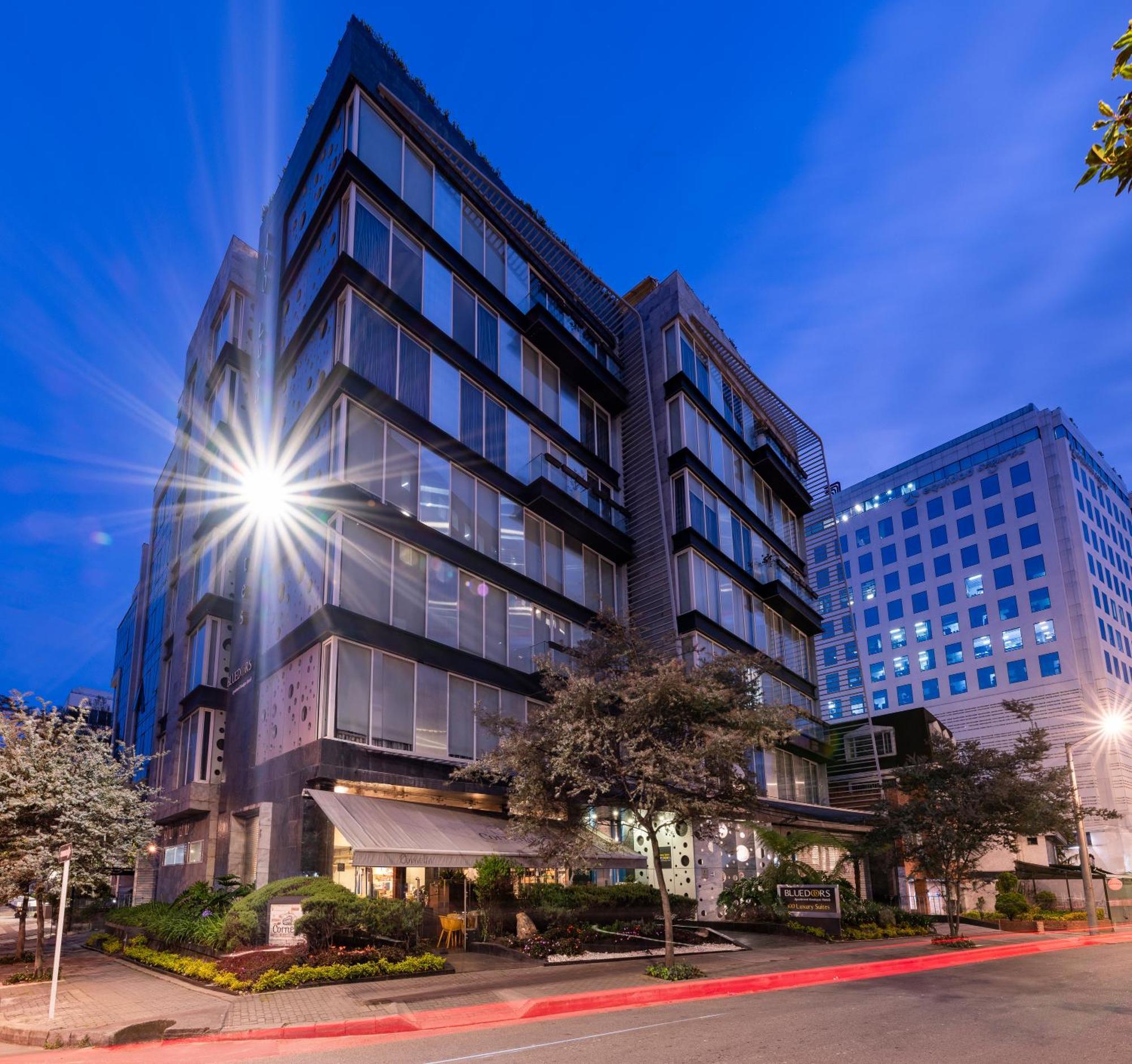 Hotel 100 Luxury Suites By Preferred Bogotá Eksteriør billede The building at night