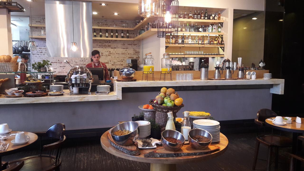 Hotel 100 Luxury Suites By Preferred Bogotá Eksteriør billede The bar at the restaurant