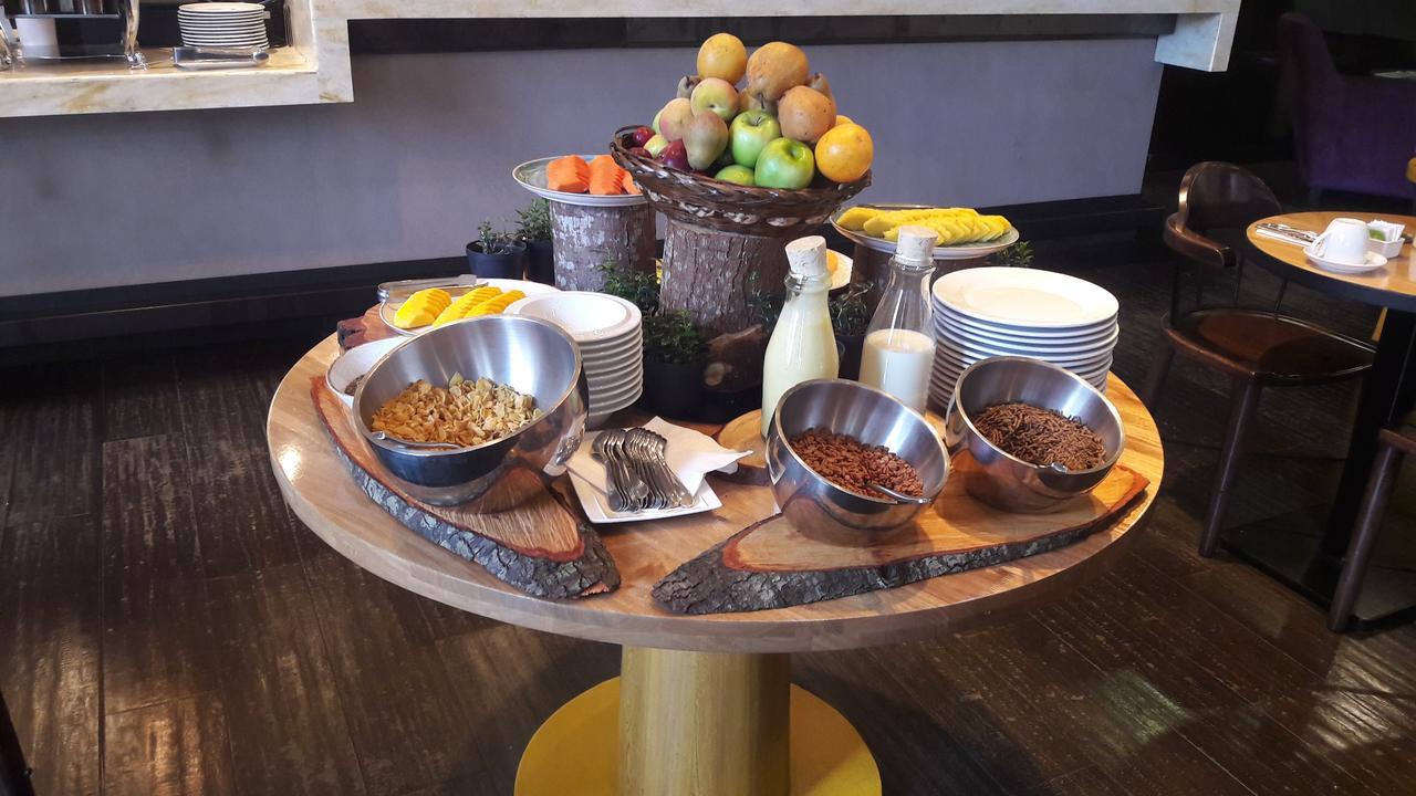 Hotel 100 Luxury Suites By Preferred Bogotá Eksteriør billede A selection of breakfast cereals