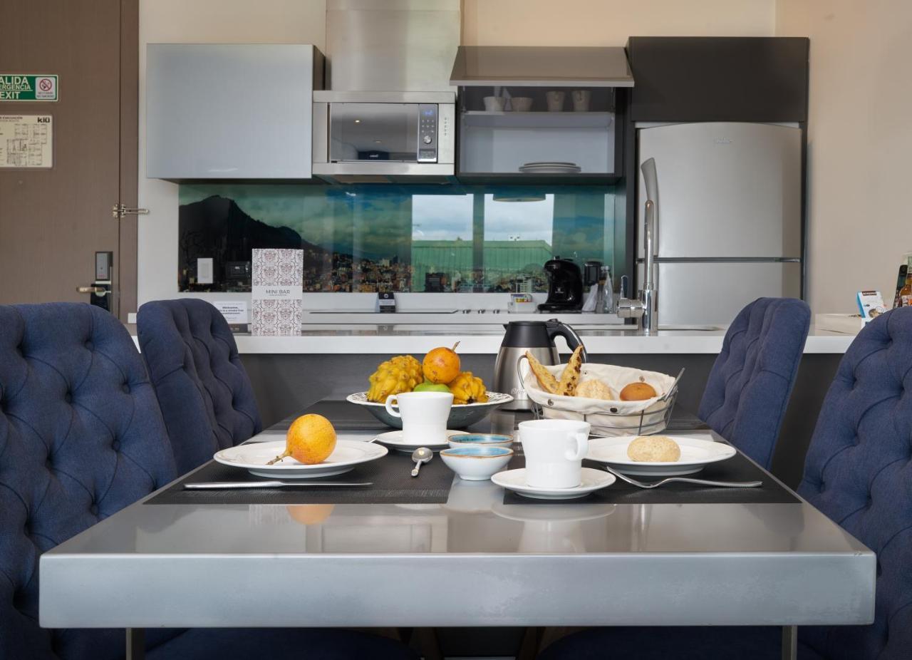 Hotel 100 Luxury Suites By Preferred Bogotá Eksteriør billede A modern kitchen